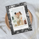 Cartão De Festividades Quadro de Fotografias do Chalkboard Snowflake no N<br><div class="desc">Capture a magia da época de férias com nosso Cartão com fotos Chalkboard Snowflake, uma mistura perfeita de charme festivo e toque pessoal. Este cartão de natal delicioso apresenta um design de floco de neve caprichoso, ideal para mostrar suas memórias de feriado favoritas. O fundo do seu quadro convida-o a...</div>