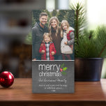 Cartão De Festividades Quadro de Natal Feliz - Foto Vertical<br><div class="desc">Personalize isso com 1 foto vertical,  o ano,  o nome da família e uma mensagem pessoal. Framboesas bonitas e um acabamento chalky fazem disto uma moda e uma saudação moderna.</div>