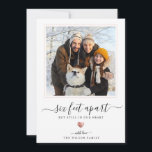 Cartão De Festividades Quarentena moderna Rosa Dourado Coração de seis pé<br><div class="desc">Seis pés de distância, mas ainda em nosso coração: Este cartão de feriado moderno é perfeito para esta estação de férias imperfeita. Escrito elegante e moderno que diz "6 pés separados, mas ainda no nosso coração" sobre um coração de rosa dourado de chic impresso e sua própria mensagem personalizada com...</div>