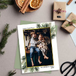 Cartão De Festividades Ramificações de Pine Simples e Dourado Quadro de F<br><div class="desc">Este cartão de Natal é simples e elegante. Ele mostra sua foto em uma falso estrutura de ouro em folha com ramificações de pínus nos cantos. A saudação minimalista diz "Feliz Natal" com espaço para a sua assinatura e o ano seguinte. Caminho clássico e na moda para enviar cartões de...</div>