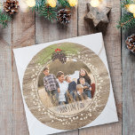 Cartão De Festividades Ramo de Pinheiro de Natal Russo, Paz, Amor e Joy<br><div class="desc">Este cartão com fotos rústico de férias redondo apresenta um galho de pínus com cones de pínus e morangos vermelhos. Colocado contra um fundo curado moreno e marrom que está poeirado com neve, este cartão de feriado é excelente para aqueles que querem um estilo rústico, vintage, casual. A saudação à...</div>