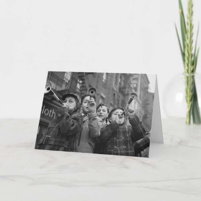 Cartão De Festividades Rapazes Antigos na Bleecker Street Ano Novo Person (Frente)