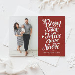 Cartão De Festividades Red Buon Natale Calliografia Foto de Natal<br><div class="desc">Buon Natale e Felice Anno Nuovo! Envie seus desejos de feriado para amigos e familiares com este cartão de Natal personalizável. Este cartão de Natal italiano apresenta caligrafia moderna. Personalize adicionando seus detalhes. Este cartão fotográfico de Natal está disponível em outras cores e estoque de papelão. Itens correspondentes estão disponíveis....</div>