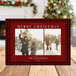 Cartão De Festividades Red Gingham Xadrez Dois Foto<br><div class="desc">Crie seus cartões de Natal personalizados com duas fotos de sua família,  ao lado do nome personalizado da tipografia minimalista e do ano,  em um lindo fundo de xadrez de gingham vermelho.</div>