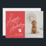 Cartão De Festividades Red Happy Howlidays, Foto de Cão-de-Vaca, Manchada<br><div class="desc">Este cartão de feriado de hemorragia de cheio para animais de estimação apresenta a sua foto favorita de seu(s) amigo(s) peludo(s) e a nossa moderna inscrição manual com sotaques desenhados à mão. Vem com um padrão de impressão de pata correspondente na parte traseira para um toque especial extra. Arte original....</div>