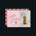 Cartão De Festividades Red Happy Howlidays, Foto de Cão-de-Vaca, Manchada<br><div class="desc">Este cartão de feriado de hemorragia de cheio para animais de estimação apresenta a sua foto favorita de seu(s) amigo(s) peludo(s) e a nossa moderna inscrição manual com sotaques desenhados à mão. Vem com um padrão de impressão de pata correspondente na parte traseira para um toque especial extra. Arte original....</div>
