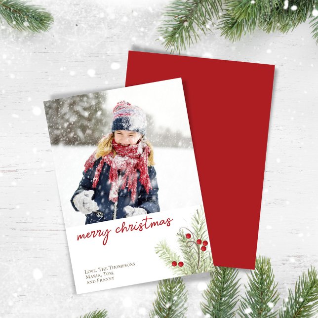 Cartão De Festividades Red Holly Berries Feliz Natal Uma Foto (Merry Christmas photo card with red and green greenery design.)