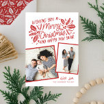 Cartão De Festividades Red Holly Tilted Snapshot 2 Foto Natal<br><div class="desc">Este cartão com fotos festivo e chic apresenta nossa folhagem original de inverno desenhada à mão com uma doce tipografia estilada e duas fotos inclinadas. As costas vêm com um padrão correspondente.</div>