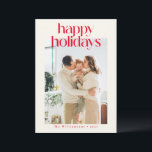 Cartão De Festividades Red Modern Custom Photo Happy Christmas Minimalist<br><div class="desc">Espalhe a alegria das festas com esta na moda Happy Holidays, apresentando texto vermelho em negrito sobre um fundo de creme quente. Essa design minimalista é elegante e eterno, perfeita para enviar saudações sazonais com uma reviravolta moderna. Personalize com seu nome familiar para adicionar um toque pessoal, fazer que seja...</div>