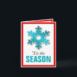 Cartão De Festividades Red & Teal Snowflake Winter É a carta de temporada<br><div class="desc">Cartões de Cartões de natal de inverno projetados com um floco de neve inclinado, uma borda vermelha, e adornados com a mensagem "Esta é a temporada" na frente. A dentro à esquerda é sólida com "Celebrar" em branco, que pode ser mudado para qualquer palavra que possa ajustado. O dentro é...</div>