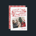 Cartão De Festividades Red Vintage Holly Tilted Snapshot Natal<br><div class="desc">Este cartão com fotos festivo e chic apresenta nossa folhagem de inverno desenhada à mão original com uma doce tipografia estilada em vermelho e duas fotos inclinadas. As costas vêm com um padrão correspondente.</div>