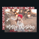 Cartão De Festividades Red Winter Botanical Felry Christmas Script Photo<br><div class="desc">Padrão Botânico Rustic Red and White Winter com Convite Fotográfico para Escovas de Feliz Natal Moderno.</div>