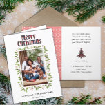 Cartão De Festividades Red Xadrez Script Red Berry Feliz Natal<br><div class="desc">Mande cumprimentos e desejos calorosos de férias para seus entes queridos com este simples, chic e minimalista cartão de fotos de quadro floral com uma variedade de bugs verdes, folhagem com bagas vermelhas. Inverter para revelar uma árvore de Natal com um grande ornamento de estrela em padrão clássico de xadrez...</div>