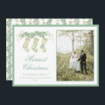 Cartão De Festividades Refúgio Natal Clássico - Foto de Garland Vintage<br><div class="desc">Watercolor Christmas Stockings Green Vintage Photo Holiday Card. Este belo Cartões de foto de Natal apresenta a aquarela da terra natalícia com arcos brancos como quadro para uma foto. Voltar ao convite é o Natal Stockings com a terra natalícia e arcos. É perfeito se você está procurando por Cartões de...</div>