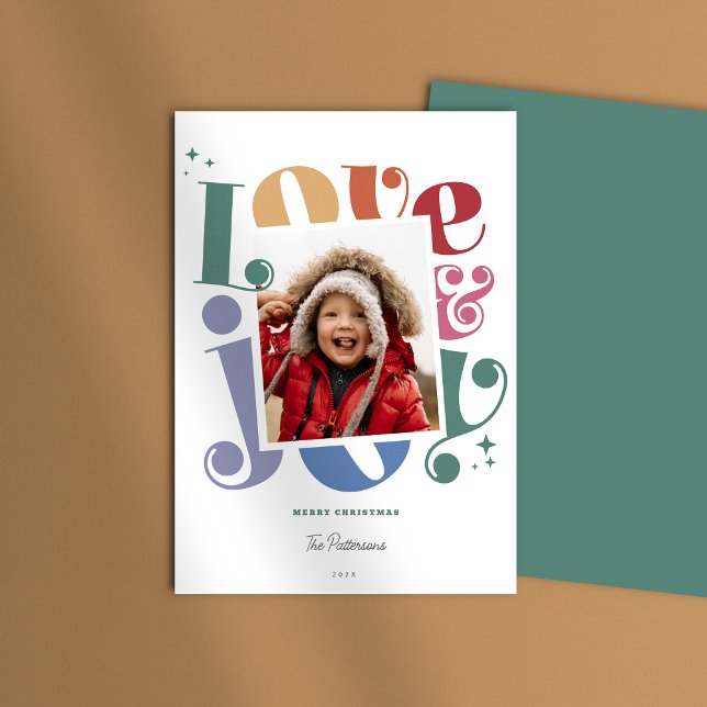 Cartão De Festividades Retro Rainbow Love e Joy 1 foto Natal (Love and Joy retro rainbow photo Christmas holiday card shown with green backside pattern )