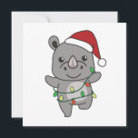 Cartão De Festividades Rhino Christmas Winter Animais Rhinos<br><div class="desc">O rinoceronte no Natal com luzes de fada. Animais engraçados com presentes e neve nas férias. Uma doce saudação de Natal. Rinocerontes são animais bonitos e perfeitos para o Natal.</div>