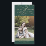 Cartão De Festividades Romântico Dourado Verde Que Notícias Da Família Fo<br><div class="desc">Este romântico verde-ouro que o cartão de dia de festas da família de fotos de um ano é o perfeito cartões de natal simples. O clássico moderno design apresenta espirais de rico e turbilhões brancos com belíssima e elegante tipografia de folha de ouro de champanhe com letra falsa. Personalize a...</div>
