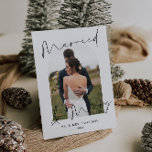 Cartão De Festividades Roteiro Moderno Arco Foto Casados Alegre<br><div class="desc">Celebre o seu primeiro Natal como recém-casados com este cartão de Natal moderno e elegante! Com uma moldura de foto em forma de arco e uma escrita à mão elegante, este cartão certamente irá impressionar todos que o receberem. A moldura permite que você exiba uma foto favorita do novo Sr....</div>