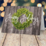 Cartão De Festividades Rua Botânica russa do País Woodsy Natal<br><div class="desc">O design é composto por uma luva de folhagem verde e lúcida sobre um fundo de madeira escura,  com um cartões de natal escrito em tipografia serif. Disponível aqui: http://www.zazzle.com/store/selectpartysupplies</div>