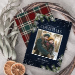 Cartão De Festividades Rústica Blue Tartan Wood Feliz Foto de Natal<br><div class="desc">Compartilhe seus desejos de Natal e sua foto favorita da família de feriados este ano com este design de Cartão de Natal azul-rústico marinho, com tipografia manuscrita, sua foto favorita, xadrez de tartã vermelha e verde no verso, luzes de fada e grampos de pinheiro com flocos de neve prateada. Entre...</div>