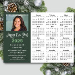 Cartão De Festividades Sage Green 2025 Calendar Business Photo Simple<br><div class="desc">Cartão de Feriado de Ano Novo do Calendário de 2025 Green Business Photo Business do Calendário Moderno Sage. Todos os textos estão pré-organizados para que você personalize fácil e rapidamente com seus próprios detalhes. Desejo a todos um Feliz Feriado e um Incrível Ano Novo! Para muitos outros designs de cartão,...</div>