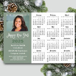 Cartão De Festividades Sage Green 2025 Calendar Business Photo Simple<br><div class="desc">Cartão de Feriado de Ano Novo do Calendário de 2025 Green Business Photo Business do Calendário Moderno Sage. Todos os textos estão pré-organizados para que você personalize fácil e rapidamente com seus próprios detalhes. Desejo a todos um Feliz Feriado e um Incrível Ano Novo! Para muitos outros designs de cartão,...</div>