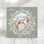 Cartão De Festividades Sage Green Modern Boho Wildflower Square Foto<br><div class="desc">Este elegante cartão de Natal apresenta uma coroa de flores silvestres com uma simples letra de script. Para uma personalização mais avançada deste design,  clique no BOTÃO FERRAMENTA DESIGN AZUL acima!</div>