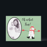 Cartão De Festividades Sage Green Oh que maravilhoso Natal Snowman Foto<br><div class="desc">Esta é uma bela design de Natal mínima que apresenta uma pintura digital ingênua de um boneco de neve vestindo chapéu vermelho, cachecol e luvas em um fundo verde sábio com o texto: Oh Que Diversão! e um marcador de posição de quadro oval para você adicionar sua própria foto. No...</div>