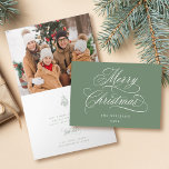 Cartão De Festividades Sage Silky Merry Christmas Script Photo Dobted (Fo<br><div class="desc">Esta carta de fotos de Natal dobrada apresenta uma elegante e romântica carta caligráfica suave com um buquê holly berry de inverno e um dentro de fotos. Para uma personalização mais avançada deste design,  clique no BOTÃO FERRAMENTA DESIGN AZUL acima!</div>