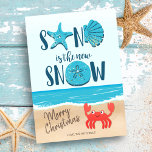 Cartão De Festividades Sand Snow Seashell Beach Coastat Crab Natal<br><div class="desc">Compartilhe um pouco de humor de férias e desejos calorosos com este cartão de tema de Natal litorâneo! Apresentando a tipografia 'Areia é a Nova Neve' com uma estrela-estrela, uma serpente de couro e um dólar de areia (substituindo as letras A, D e O), um caranguejo giro na praia, ondas...</div>