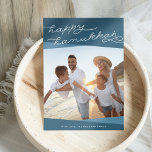 Cartão De Festividades Script de Geo do Teal Escuro | Foto de Hanukkah<br><div class="desc">Compartilhe saudações a Chanucá com amigos e familiares com nosso elegante e moderno cartão com fotos Chanucá, com sua foto vertical ou quadrada favorita. Sobreposição de bandas de azul-lacre escuro adornam a parte superior e inferior do cartão, com "Happy Hanukkah" na tipografia moderna, escrita à mão. Personalize com seu nome...</div>