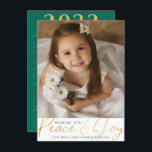 Cartão De Festividades Script Dourado PEACE AND JOY Photo 2022 Calendar<br><div class="desc">ENTRE EM CONTATO COM O DESIGNER DO CALENDÁRIO DO ANO ATUAL. Escrito moderno e elegante em ouro metálico com o cartões de natal DESEJANDO QUE VOCÊ APROVEITE E GOSTE. O verso tem um calendário de 2022 anos à vista sobre uma cor verde editável que você pode alterar clicando em PERSONALIZAR...</div>