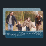 Cartão De Festividades Script Geo Azul Marinho | Foto de Hanukkah<br><div class="desc">Compartilhe saudações a Chanucá com amigos e familiares com nosso elegante e moderno cartão com fotos Chanucá,  apresentando sua foto favorita com bandas sobrepostas de azul marinho profundo e "Feliz Chanucá" em tipografia moderna,  escrita à mão. Personalize com seu nome de família ou saudação personalizada.</div>