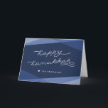Cartão De Festividades Script Geo do marinho | Feliz Hanukkah<br><div class="desc">Mande seus desejos de Chanucá com este elegante e moderno cartão de saudação em azul rico marinho. A sobreposição de formas geométricas em tons de azul gradiente fornece o cenário perfeito para "Feliz Chanucá" na tipografia moderna e escrita manual. Adicione uma mensagem de dentro opcional usando o campo fornecido.</div>
