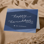 Cartão De Festividades Script Geo do marinho | Feliz Hanukkah<br><div class="desc">Mande seus desejos de Chanucá com este elegante e moderno cartão de saudação em azul rico marinho. A sobreposição de formas geométricas em tons de azul gradiente fornece o cenário perfeito para "Feliz Chanucá" na tipografia moderna e escrita manual. Adicione uma mensagem de dentro opcional usando o campo fornecido.</div>