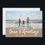 Cartão De Festividades Seas e Saudações |Beach Photo<br><div class="desc">Mande saudações festivas da praia com este cartão de férias do Mar e Saudações. Sua foto favorita de suas férias na praia tem uma cobertura de texto branco de Seas & Saudações e seu nome de família.</div>