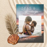 Cartão De Festividades Seas e Saudações Imagem de Pintura de Sunset Beach<br><div class="desc">Estas belas cartões com fotos de férias apresentam uma pintura de pôr do sol de praia no fundo e um modelo de fotografia retangular (quase quadrado). Na moda, a tipografia moderna diz, "Seas & Saudações." Fácil de personalizar. A parte de trás é azul escuro - Deixe como está ou personalize...</div>