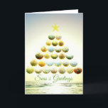 Cartão De Festividades Seas e Saudações Shell de Árvore de Natal<br><div class="desc">Uma fotografia de conchas de vieiras organizadas como árvore de Natal,  e uma fotografia de praia oceânica.</div>