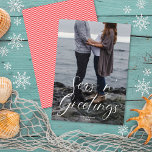 Cartão De Festividades Seas n' Greeting Beach Script | Foto de Natal<br><div class="desc">Este cartão com fotos de Natal moderno apresenta um elegante roteiro de caligrafia branca sobre uma foto de cheio sangrando. A saudação à frente diz "Seas n' Saudações", o que a torna um design perfeito para qualquer pessoa que procura uma praia ou tema náutico. Este design acomoda um solteiro, foto...</div>