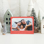 Cartão De Festividades SEASONS GREETINGS simples itálico com estrutura ve<br><div class="desc">por kat massard >> www.simplysweetPAPERIE.com <<< Uma design super simples de cartão de fotos para celebrar a temporada com familiares e amigos. Máxima área para mostrar sua linda família! DICA 1. Para redimensionar/reposicionar a foto, pressione o botão "personalizar". 2. Você também pode alterar as fontes, mover e adicionar mais texto!...</div>