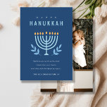 Cartão De Festividades Simples Blue Menorah Candles Feliz Foto Chanucá<br><div class="desc">Se precisar de mais alguma personalização,  por favor,  sinta-se à vontade para me enviar uma mensagem em yellowfebstudio@gmail.com.</div>