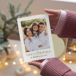 Cartão De Festividades Simples Elegante Feliz Natal Floral Back FOTO<br><div class="desc">Esta bela carta fotográfica de Natal apresenta a sua melhor foto-retrato com caligrafia moderna e uma simples design minimalista. Contra um fundo delicado e brando, sua foto está cercada por uma simples borda branca. O reverso do cartão é decorado com um Eterno Padrão de Natal de folhas e amoras em...</div>