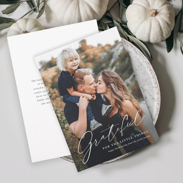 Cartão De Festividades Simples Grato Pelas Coisas De Ação De Graças (An elegant script grateful photo happy thanksgiving day card.)