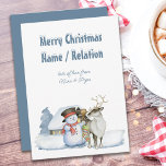 Cartão De Festividades Snowman e Reindeer Snowy Textos Personalizados<br><div class="desc">cartão de Natal personalizado com design bonitinho e tipografia de neve. O design apresenta boneco de neve e renas com uma cabana bem iluminada na neve. Toda a redação é fácil de editar,  para que você possa tornar suas cartas completamente individuais.</div>