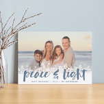 Cartão De Festividades Snowy Peace | Foto de Hanukkah<br><div class="desc">Cartões com fotos modernos de Chanucá apresentam sua imagem favorita com uma borda branca de flocos de neve ao longo da parte inferior. "Paz e luz" aparece em slate,  azul,  escrito com letras de pincel,  com seus nomes e o ano abaixo.</div>