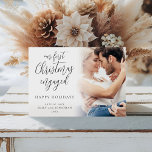 Cartão De Festividades Sobreposição de Fotos Envolvida no Primeiro Natal<br><div class="desc">Sobreposição de Fotos Envolvida no Primeiro Natal Moderno. Disponível digitalmente e impresso. Um design perfeitamente personalizável, especialmente para celebrar o primeiro Natal do casal feliz após o seu noivado. Um belo roteiro de caligrafia para o texto do cabeçalho. Personalize facilmente com sua saudação e nomes e substitua a foto de...</div>