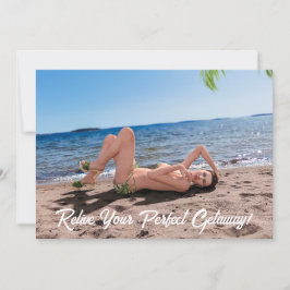 Cartão De Festividades Spring Break Girl deitada em Sandy Beach