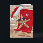 Cartão De Festividades Starfish na cadeira de praia com chapéu de Papai N<br><div class="desc">Starfish vestindo óculos escuros e biquíni em uma praia vermelha com chapéu de Papai Noel na praia</div>
