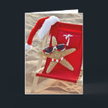 Cartão De Festividades Starfish na cadeira de praia com chapéu de Papai N<br><div class="desc">Starfish vestindo óculos escuros e biquíni em uma praia vermelha com chapéu de Papai Noel na praia</div>
