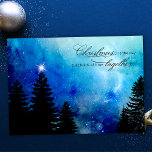 Cartão De Festividades Starry Winter Night w/Stars, Pine e Texto de Natal<br><div class="desc">Lindos pinheiros elegantes na silhueta contra um fundo do céu noturno estrelado azul profundo com solteiro estrela brilhante e uma citação de Natal com gráficos de texto personalizados e campos de texto editáveis. A parte traseira apresenta madeiras complementares em campos de texto de silhueta e editáveis.</div>
